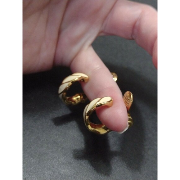 Vintage gold tone Monet clip on earrings - Picture 4 of 11